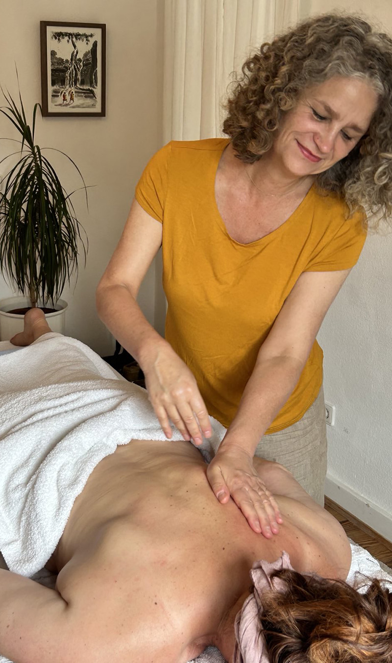 Sabine Kussmaul führt eine ayurvedische Massage in ihrer Praxis durch