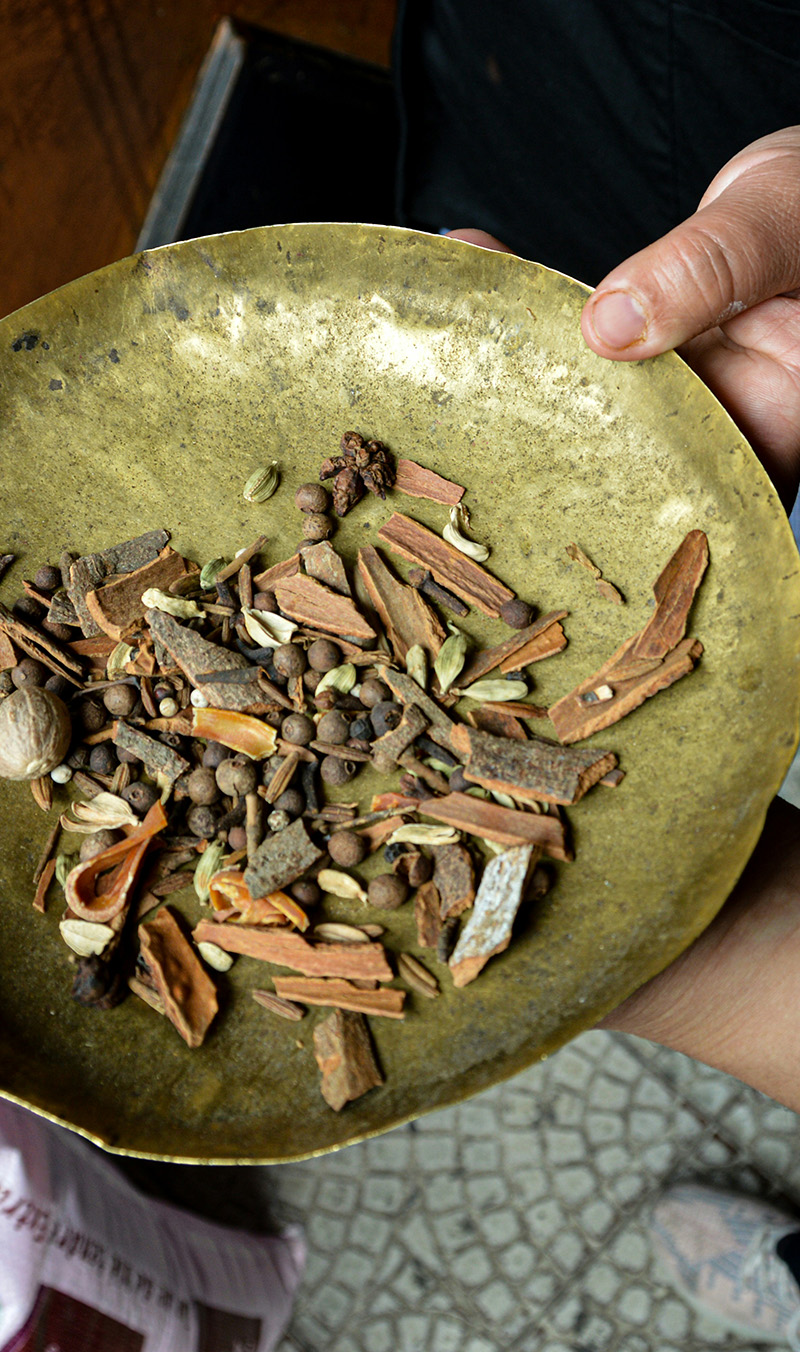 Ayurvedische Gewürzmischung für Chai auf grünem Teller