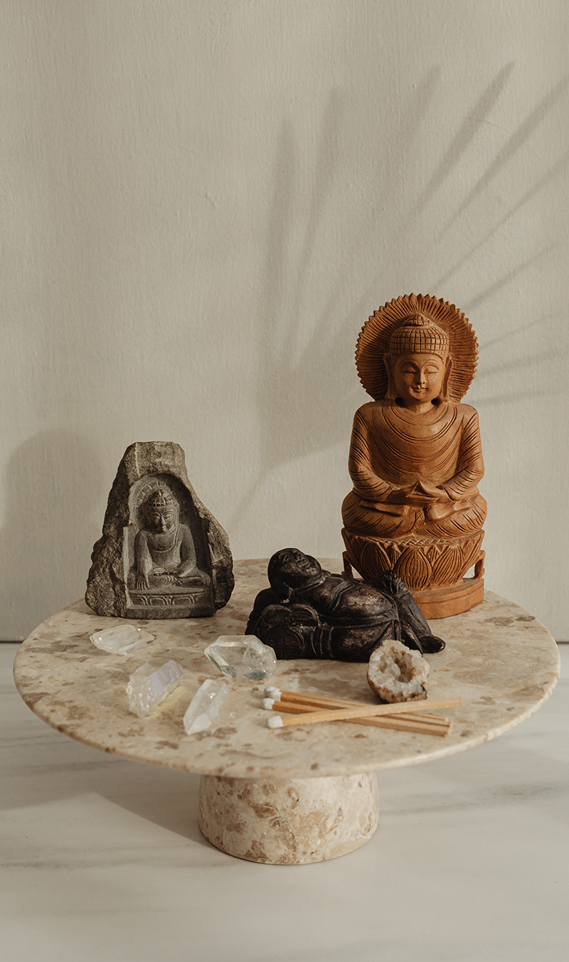 Ayurvedische Behandlungsutensilien auf Marmorplatte