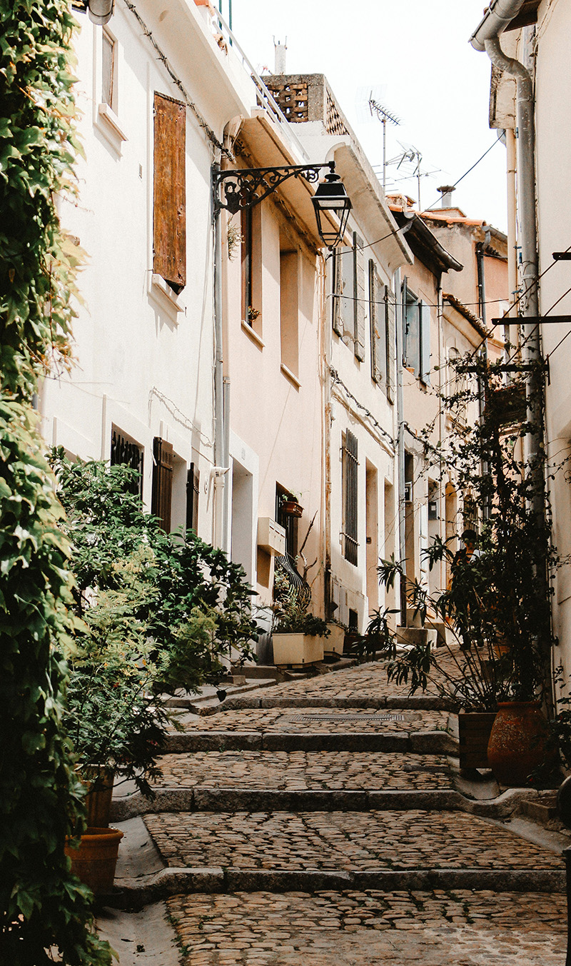 Malerische Gasse in der Provence - dein Ayurveda-Retreat