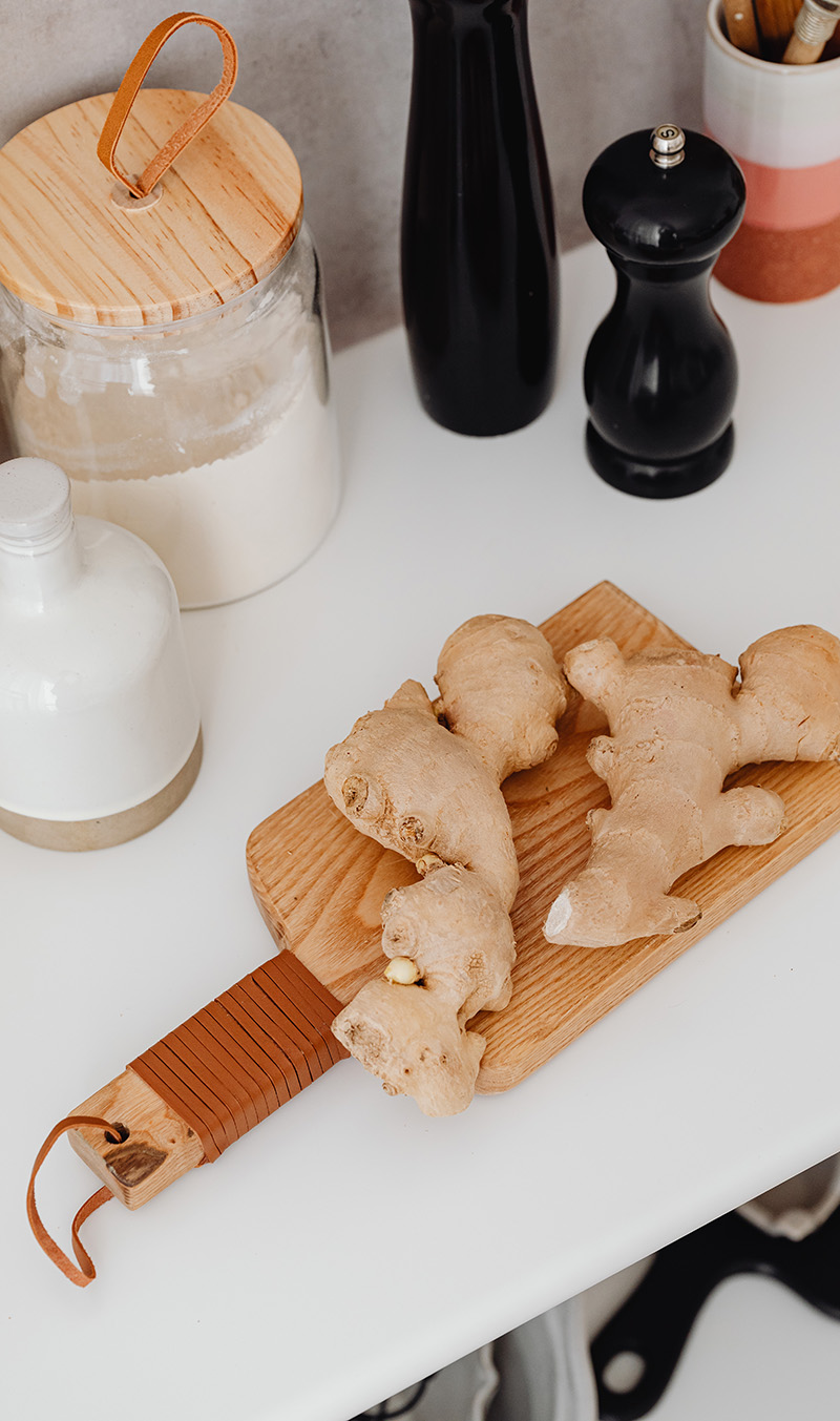 Ayurvedische Lebensmittel auf einem Scheidebrett mit Gewürzen und Kräutern