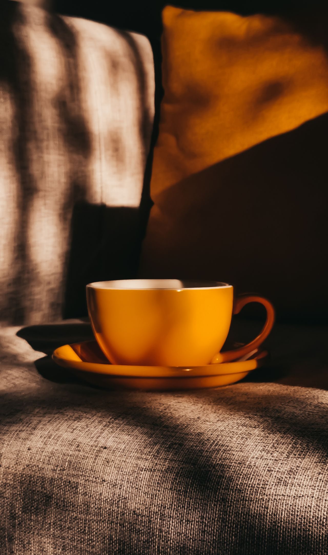 Eine warme Tasse in gemütlicher Adventsatmosphäre mit winterlicher Beleuchtung.