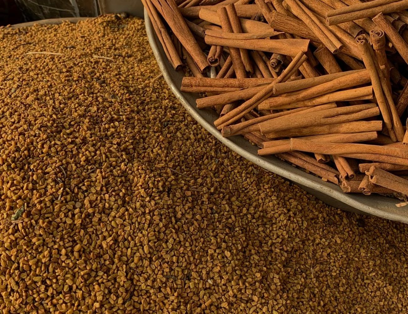Zimtstangen und aromatische Gewürze als Inspiration für eine bewusste Ayurveda-Küche im Winter.